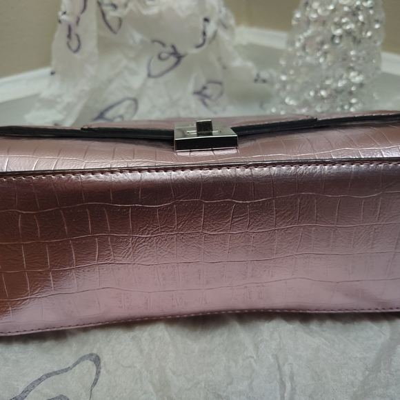 Elegant Pink Croc-Embossed Handbag - Picture 2 of 5